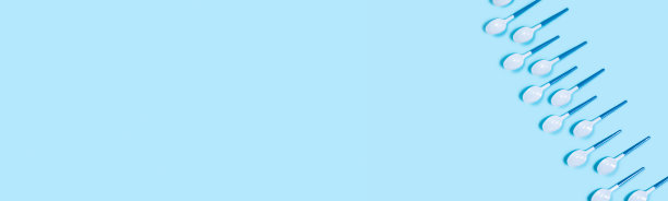 蓝色背景的塑料勺子横幅。图片下载