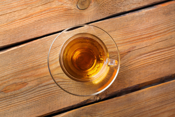 木桌上放着一杯有机热茶图片下载