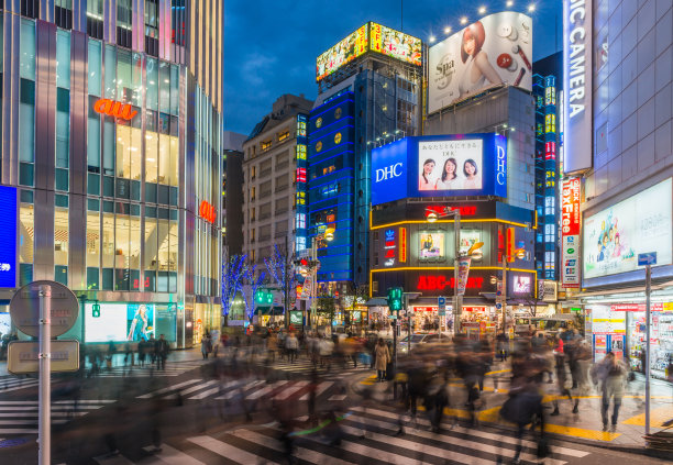 东京霓虹灯夜生活拥挤的购物街后，夜幕降临的日本新宿图片下载