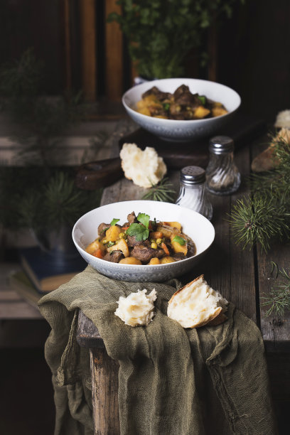 传统的爱尔兰牛肉和黑啤酒炖胡萝卜，土豆和绿豌豆图片下载