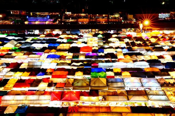 泰国曼谷Ratchada火车夜市多彩的夜景著名的曼谷夜市。图片下载
