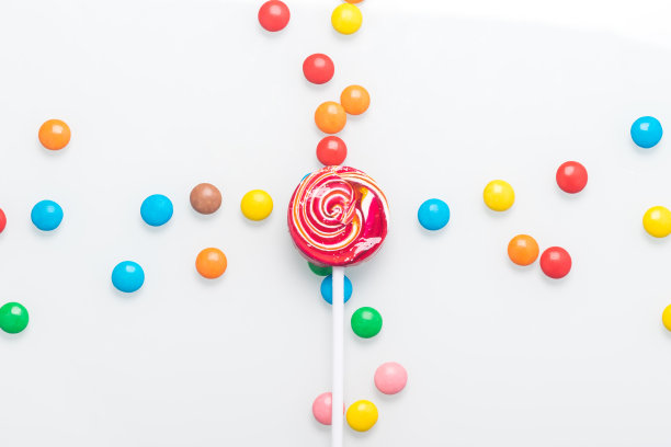 五彩缤纷的巧克力糖衣在明亮的背景上以十字架的形式呈现图片下载