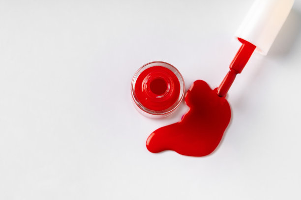 白色背景上洒下的一摊指甲油图片下载