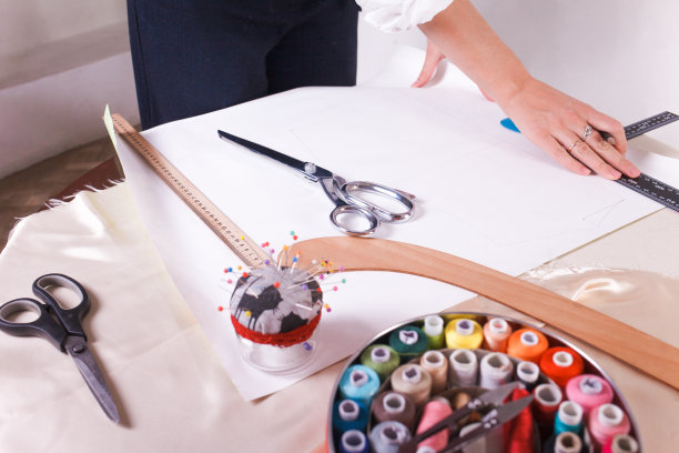 缝纫师为未来的产品制作纸样。缝纫工作室。女人从事她最喜欢的缝纫爱好图片下载