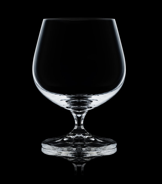 一个水晶酒杯白兰地在黑色背景白色轮廓图片下载