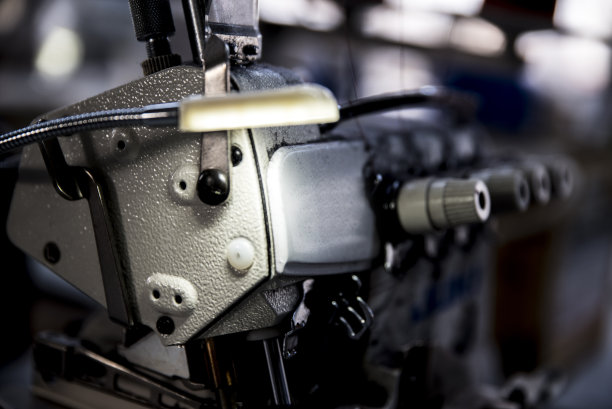 使用缝纫机的女工图片下载