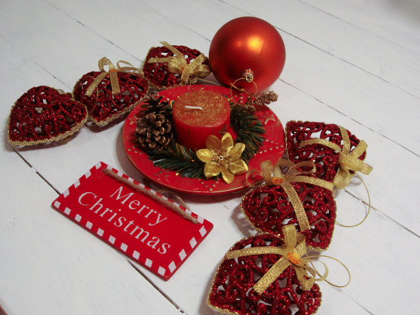 圣诞装饰在白板上。圣诞概念，装饰圣诞蜡烛和闪闪发光的圣诞装饰品。图片下载