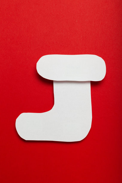 红色背景纸制成的圣诞靴子(袜子)。圣诞快乐广告封面，邀请，海报，横幅，传单，海报图片下载