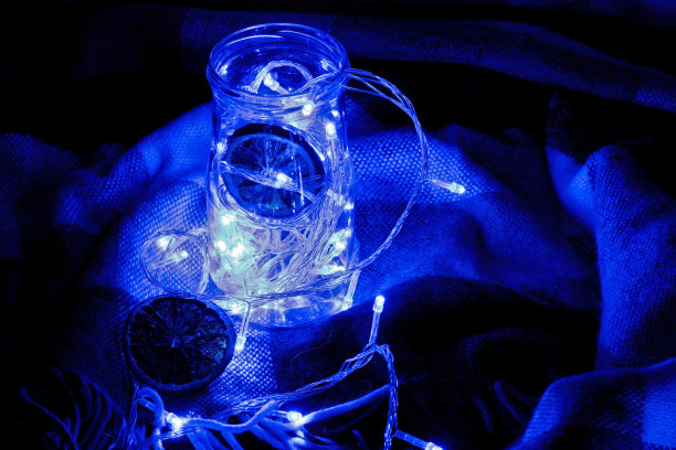 地毯上的一个罐子里的花环图片下载