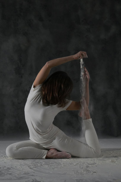 神奇的芭蕾舞者在粉雪中跳舞图片下载