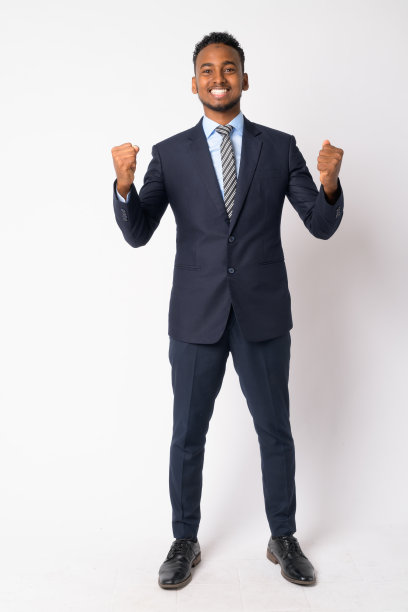 快乐的年轻非洲商人得到好消息的全身照片图片下载