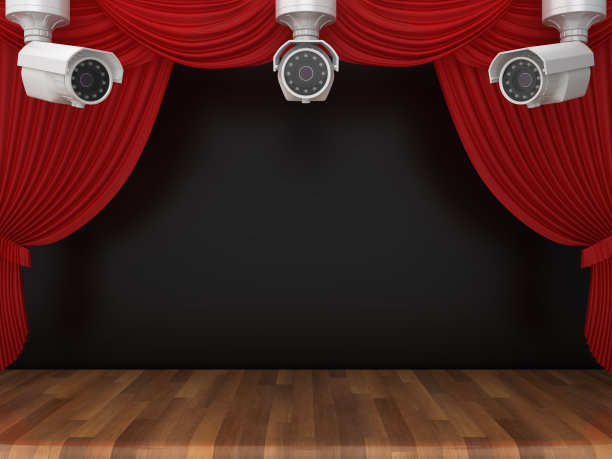 安全摄像头与红色舞台窗帘在木地板- 3D渲染图片下载