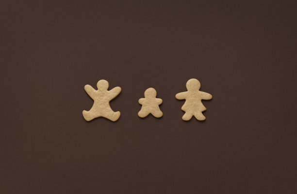 姜饼的家庭。圣诞饼干。家庭时间上下文图片下载