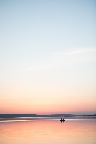 夫妇在一个湖或池塘或河流在一个日落平静的水没有风夏天极简主义剪影人们美丽的冥想旅游户外冥想生活幸福图片下载