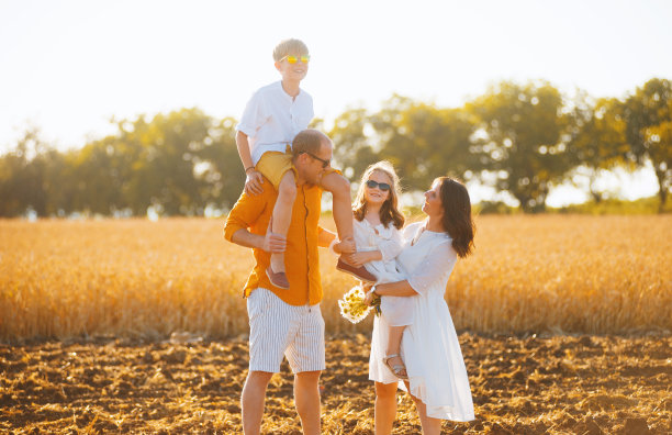 一张一家人在麦田里玩耍的照片图片下载