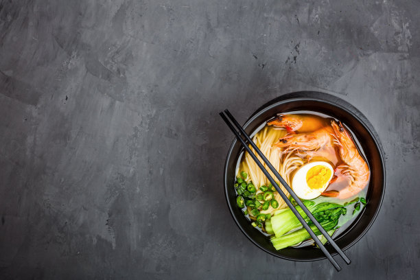 亚洲面条汤，拉面虾，蔬菜和鸡蛋在黑色的碗在灰色的混凝土背景。平躺，俯视图，模拟，头顶。健康食品的概念图片下载