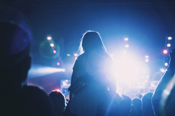 一个女孩坐在她父亲肩膀上的剪影。图片下载