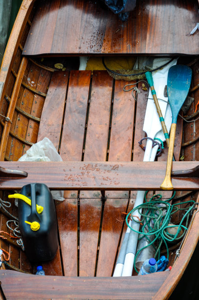 码头上有渔船，划艇，海滩上有彩木。图片下载