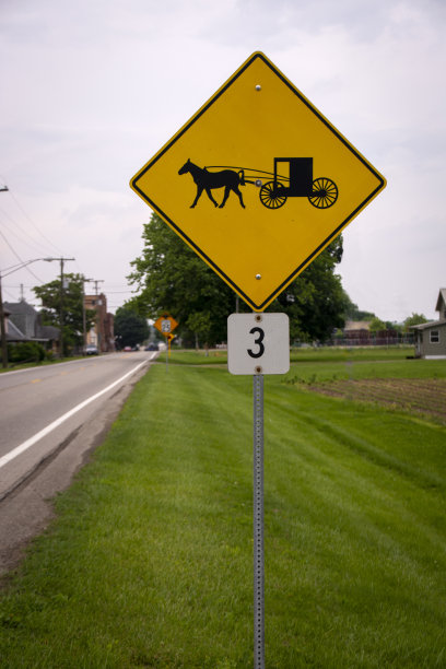 阿米什人的马和马车过马路的路标图片下载