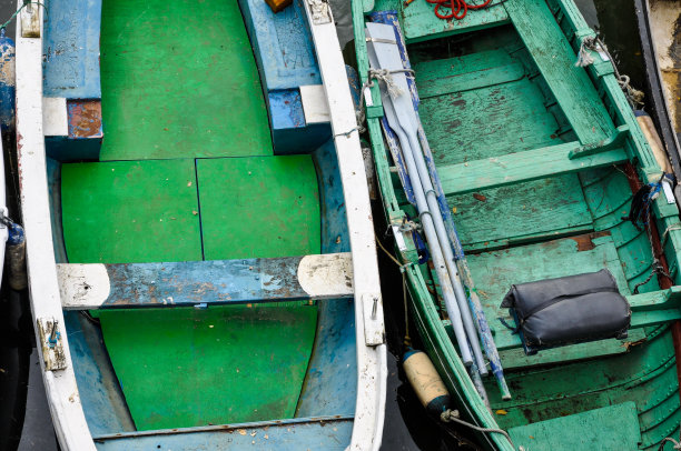 码头上有渔船，划艇，海滩上有彩木。图片下载