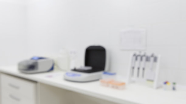 光线充足的房间里，桌子上的医疗实验室设备的模糊照片图片下载