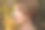 侧视图有吸引力的年轻女子与金发短发持有一束秋天的叶子在一个美丽的红金色秋天公园户外图片下载