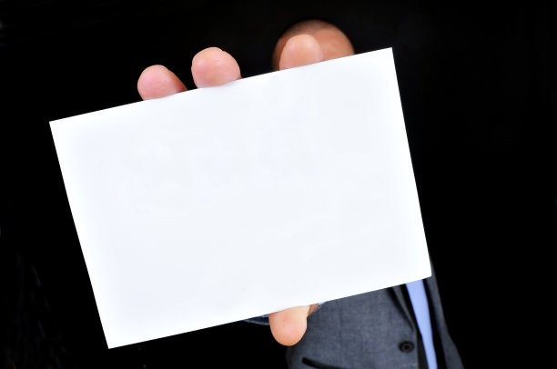 穿着西装拿着空白招牌的年轻人图片下载