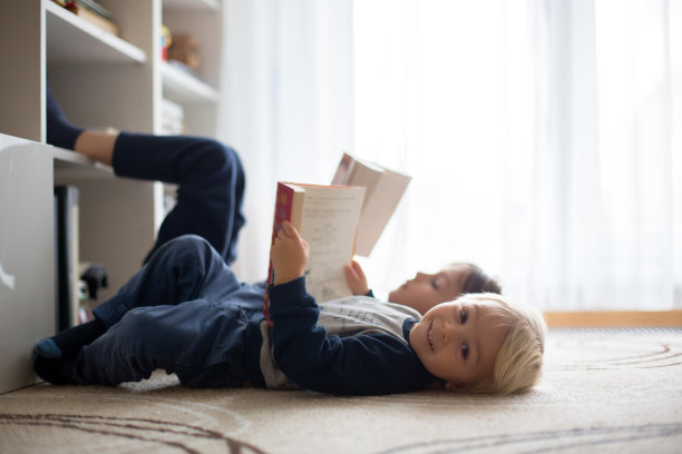 可爱的孩子，男孩，在家里看书图片下载