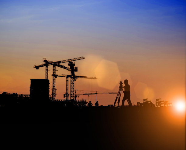 轮廓测量工程师和施工队在现场工作在模糊的工业背景与光fair薄膜颗粒效果。从多个参考图像一起创建图片下载