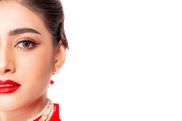 亚洲女人脸上美丽的妆容。亚洲女人用美丽的化妆品在她美丽的脸上。有魅力的年轻女士在嘴唇上涂了红色的口红。孤立在白色背景，复制空间图片下载