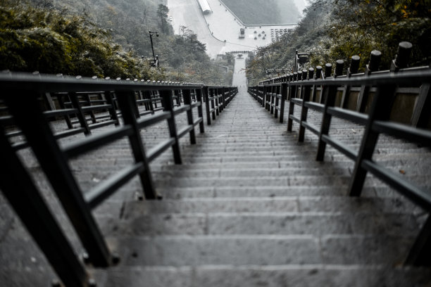 999 steps of Stairs to Heaven, looking down on the Tianmen Shan (天门山), Zhangjiajie (张家界), China图片下载