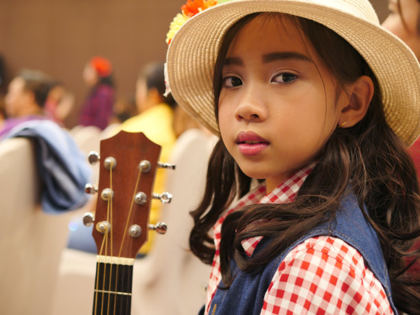 拿着吉他的女孩图片下载