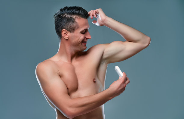 英俊的年轻人孤立无援。图片下载