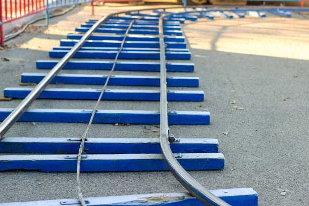 儿童游乐园。孩子们在游乐场里玩的东西。图片下载