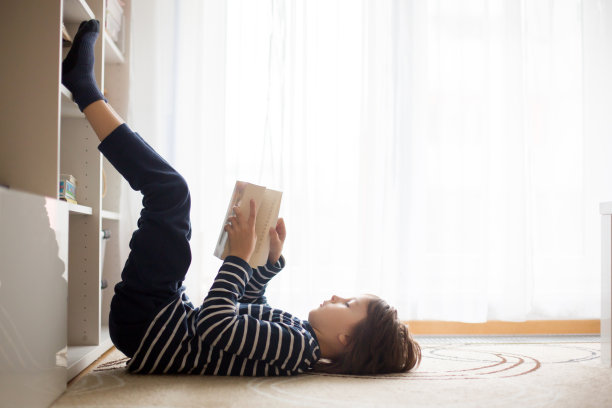 可爱的孩子，男孩，在家里看书图片下载