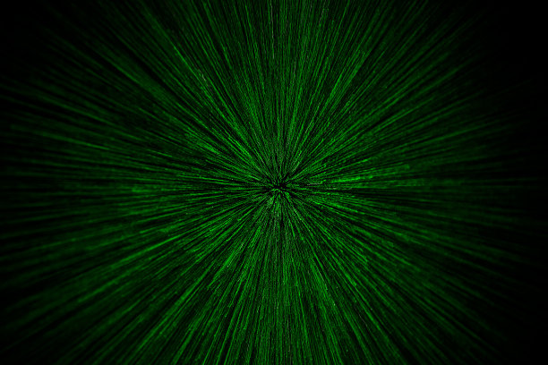 自然镜头变焦爆炸径向模糊的绿色粒子在黑色背景与选择性聚焦图片下载