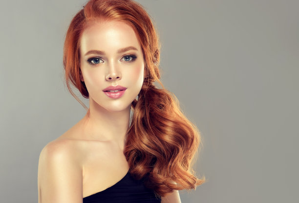 年轻，红发美丽的模特，长，卷曲，整齐的头发。优秀的头发。美发艺术与护发。图片下载