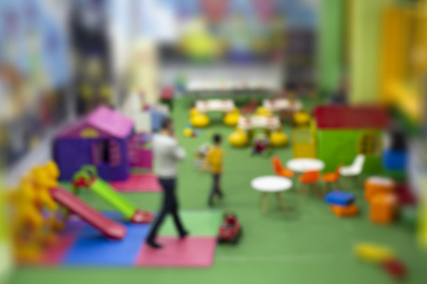 模糊图像的儿子和父亲在儿童商业室内游乐场。图片下载