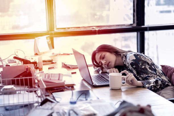 亚洲商业女性对她的工作感到忧郁图片下载