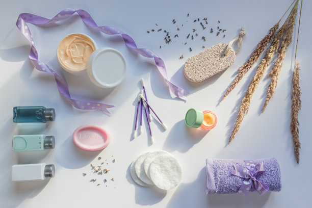 天然化妆品和沐浴产品在白色的背景在阳光光线。干薰衣草花和野生谷物草。面部和身体护肤的概念在家里，水疗或健康中心。平躺组成图片下载