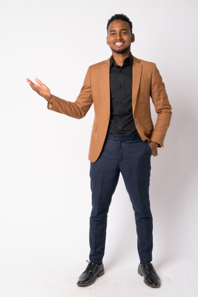 年轻快乐的非洲商人展示一些东西的全身照片图片下载
