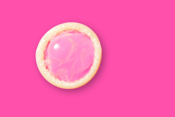 打开粉红色背景的避孕套图片下载