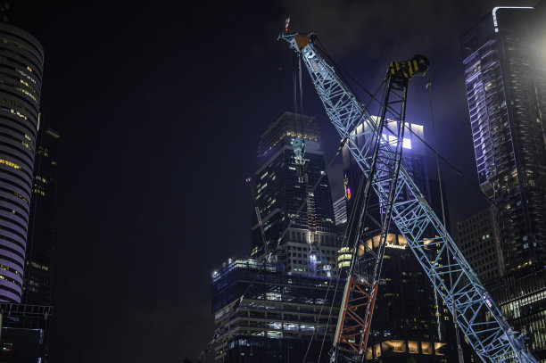 建筑工地与夜间时间在城市。图片下载