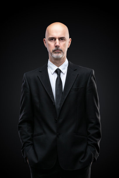 肖像严峻的人在黑色图片下载