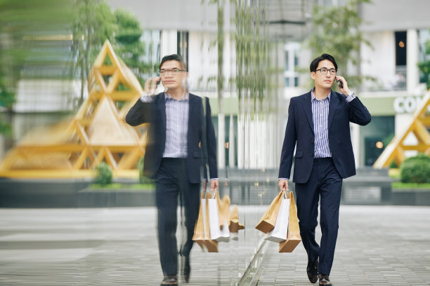 一个人走在城市的街道上图片下载