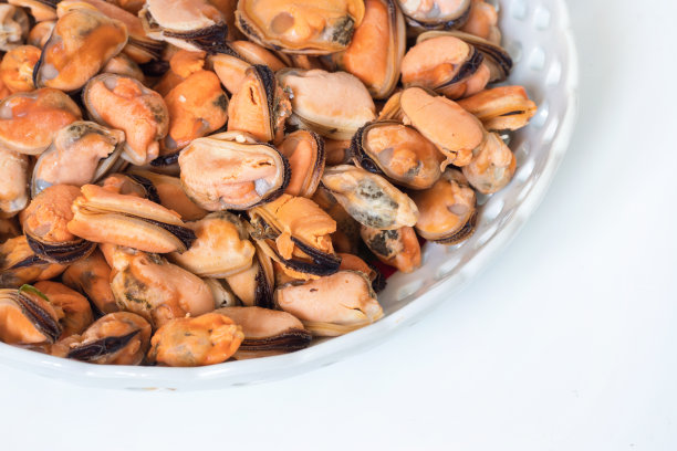 白底水煮贻贝盘里图片下载