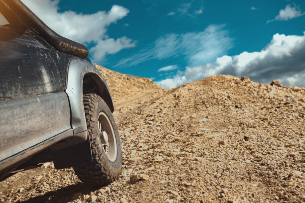 4x4越野车准备上坡图片下载