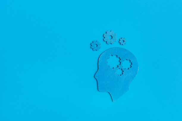 大脑工作的概念。思考，创意概念的人头与齿轮在蓝色的背景图片下载