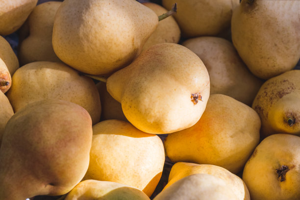 柳条篮子里的熟透的黄梨。图片下载