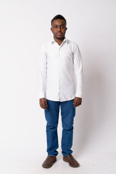 年轻非洲商人站着的全身照片图片下载
